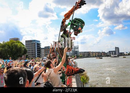 London, Großbritannien. 27. August 2022. Out of the Deep Blue begeistern die Besucher des Greenwich and Docklands International Festivals mit ihrer riesigen Puppentheater bei schönem, heißem Sonnenschein. Ein magisches und interaktives Abenteuer mit Eko, der 13ft Meter hohen Sea Giant Puppe, die aus der Tiefe hervorgegangen ist, um Publikum jeden Alters in eine andere Welt zu transportieren. Die Performance findet vor dem Hintergrund der Cutty Sark und der Themse statt, wo die Kreatur einen Spaziergang um den alten Teeschneider macht und mit dem Publikum interagiert. Kredit: Imageplotter/Alamy Live Nachrichten Stockfoto