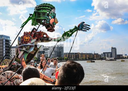 London, Großbritannien. 27. August 2022. Out of the Deep Blue begeistern die Besucher des Greenwich and Docklands International Festivals mit ihrer riesigen Puppentheater bei schönem, heißem Sonnenschein. Ein magisches und interaktives Abenteuer mit Eko, der 13ft Meter hohen Sea Giant Puppe, die aus der Tiefe hervorgegangen ist, um Publikum jeden Alters in eine andere Welt zu transportieren. Die Performance findet vor dem Hintergrund der Cutty Sark und der Themse statt, wo die Kreatur einen Spaziergang um den alten Teeschneider macht und mit dem Publikum interagiert. Kredit: Imageplotter/Alamy Live Nachrichten Stockfoto