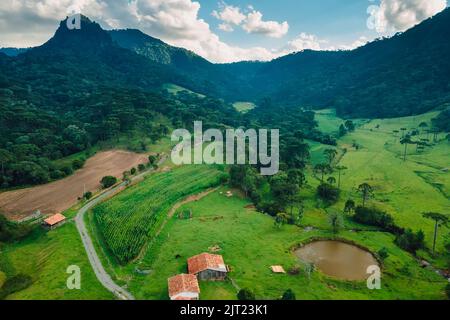 Luftaufnahme einer ländlichen Gegend mit Bergen und Feldern in der Gemeinde Santa Catarina, Brasilien Stockfoto
