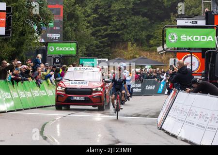 Freiburg Im Breisgau, Deutschland. 27. August 2022. Adam Yates vom Team Ineos Grenadiers überquert als Etappensieger die Ziellinie auf dem Schauinsland. Die 3. Etappe der Deutschland-Rundfahrt führt von Freiburg über den Breisgau und das Markgräfler Land ins Schauinsland. Quelle: Philipp von Ditfurth/dpa/Alamy Live News Stockfoto