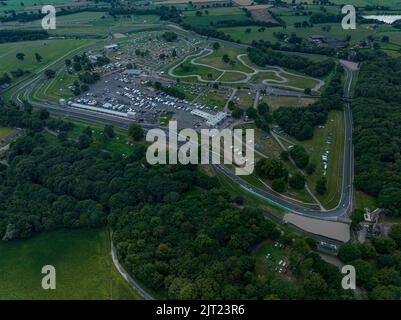 Luftaufnahmen von Oulton Park Raceay Henshire während der US USA Autoshow Auto Show Drone Birds Blick aus der Luft Nascar Stockfoto