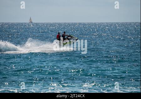 Alicante, Spanien. 27. August 2022. An einem heißen Sommertag wird am Strand El Postiguet ein Jetski gesehen. Das gesamte touristische Angebot in der Provinz Alicante hat die Belegungsdaten vor der Pandemie wiederhergestellt, wobei Touristenwohnungen und Hotels während eines Teils des Sommers eine Belegung von fast 100 % verzeichnen. Quelle: Marcos del Mazo/Alamy Live News Stockfoto