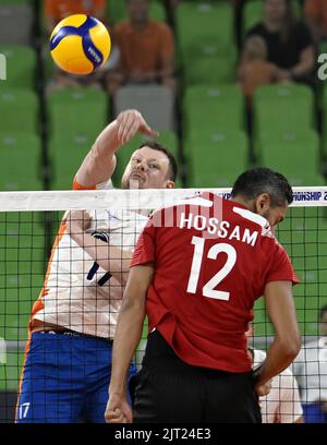 LJUBLJANA, SLOWENIEN – AUGUST 27: Michael Parkinson aus den Niederlanden und Hossam Abdalla aus Ägypten im Einsatz während der Volleyball-Weltmeisterschaft der Männer - Pool F - Vorbereitungsphase-Spiel zwischen den Niederlanden und Ägypten in der Arena Stozice am 27. August 2022 in Ljubljana, Slowenien (Foto: Ziga Zivulovic Jr./BSR Agency) Stockfoto