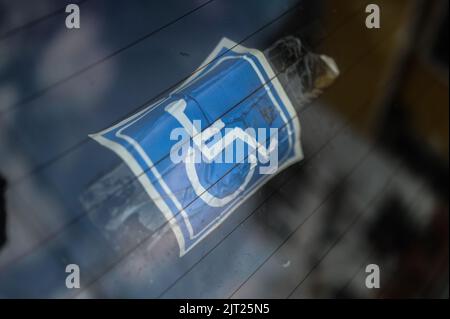 Das Internationale Symbol des Zugangs (ISA), auch bekannt als das (internationale) Rollstuhlsymbol auf dem Autofenster in Cali, Kolumbien Stockfoto