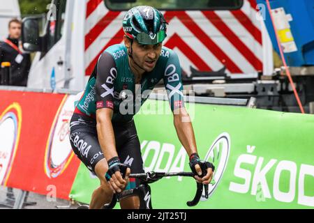 Freiburg Im Breisgau, Deutschland. 27. August 2022. Emanuel Buchmann vom Team Bora-Hansgrohe fährt auf dem Schauinsland durch das Zielgebiet. Die 3. Etappe der Deutschland-Rundfahrt führt von Freiburg über den Breisgau und das Markgräfler Land ins Schauinsland. Quelle: Philipp von Ditfurth/dpa/Alamy Live News Stockfoto