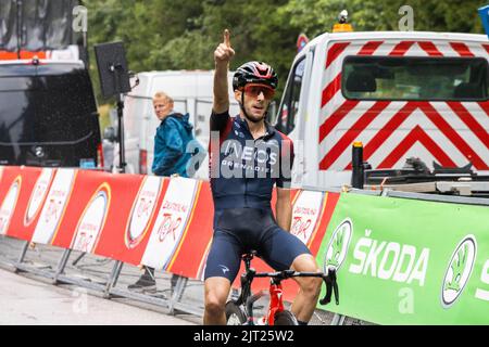 Freiburg Im Breisgau, Deutschland. 27. August 2022. Etappensieger Adam Yates vom Team Ineos Grenadiers fährt auf dem Schauinsland durch das Zielgebiet. Die 3. Etappe der Deutschland-Rundfahrt führt von Freiburg über den Breisgau und das Markgräfler Land ins Schauinsland. Quelle: Philipp von Ditfurth/dpa/Alamy Live News Stockfoto