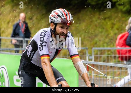 Freiburg Im Breisgau, Deutschland. 27. August 2022. Simon Geschke reitet im Trikot der deutschen Nationalmannschaft durch das Zielgebiet auf dem Schauinsland. Die 3. Etappe der Deutschland-Rundfahrt führt von Freiburg über den Breisgau und das Markgräfler Land ins Schauinsland. Quelle: Philipp von Ditfurth/dpa/Alamy Live News Stockfoto