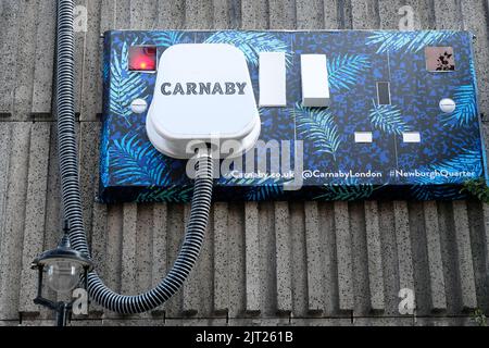 London, Großbritannien. 27. August 2022. Cost of Living Crisis: Die Inflation dürfte bei steigenden Gaspreisen 18,6 % erreichen. Riesiger Elektrostecker in der Carnaby Street. Kredit: Matthew Chattle/Alamy Live Nachrichten Stockfoto