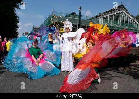 Manchester Pride Parade. Gruppe der Teilnehmer in Blumenkonstume. Themenmarsch für den Frieden. Stockfoto