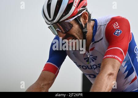 Cistierna, Spanien. 27. August 2022. Der französische Thibaut Pinot von Groupama-FDJ überquert die Ziellinie der Etappe 8 der Ausgabe 2022 der „Vuelta a Espana“, Rundfahrt durch Spanien, von La Pola Llaviana nach Collau Fancuaya, Yernes y Tameza (153,4 km), Spanien, Samstag, 27. August 2022. BELGA FOTO DAVID STOCKMAN Kredit: Belga Nachrichtenagentur/Alamy Live News Stockfoto