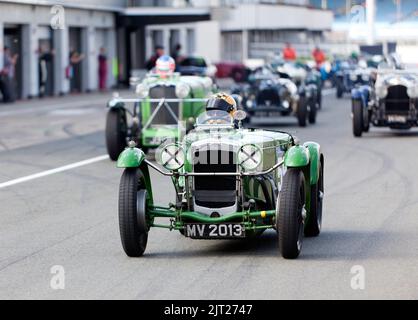 Silverstone Circuit, Silverstrone, Nr, Towcester, 27.. August, 2022. Teilnehmer, die sich auf die Strecke für den Start des MRL Pre-war Sports Car 'BRDC 500' Race machen. John Gaffen/Alamy Live News Stockfoto