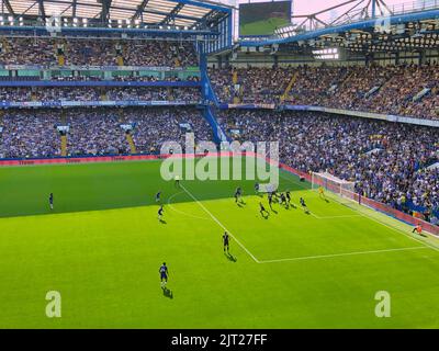 Fulham, London, Großbritannien. 27. August 2022. Die Spieler joggen um die Position als Heimmannschaft Chelsea Football Club schlug Leicester City 2-1 in der Premier League, Spieltag 4. Kredit: Motofoto/Alamy Live Nachrichten Stockfoto