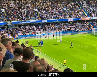 Fulham, London, Großbritannien. 27. August 2022. Die Spieler drängen sich um Raheem Sterling, als der Stürmer seine ersten beiden Tore für das Heimteam Chelsea Football Club gegen Leicester City 2-1 in der Premier League, Spieltag 4. Kredit: Motofoto/Alamy Live Nachrichten Stockfoto