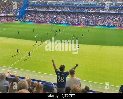 Fulham, London, Großbritannien. 27. August 2022. Das Spiel startet neu, nachdem Raheem Sterling seine ersten zwei Tore für das Heimteam Chelsea Football Club gegen Leicester City 2-1 in der Premier League am 4. Spieltag erzielt hat. Kredit: Motofoto/Alamy Live Nachrichten Stockfoto