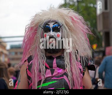 Edinburgh City Centre, Schottland, Großbritannien. 27. August 2022. Geschäftiges Abschlusswochenende des Edinburgh Festival Fringe, Temperatur 18 Grad, sehen Sie die Straßen voller Menschen aller Art, die die lebhafte Atmosphäre genießen. Im Bild: Cast Member aus der Queenz Drag Show. Quelle: Arch White/Alamy Live News Stockfoto