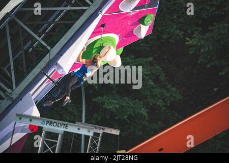 Ein Athlet, der auf der letzten Strecke des IFSC Lead World Cup springt Stockfoto