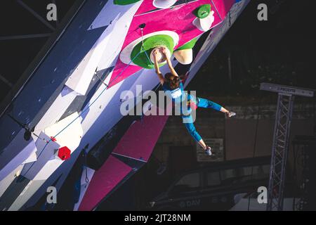 Ein japanischer Athlet, der auf der letzten Strecke des IFSC-Weltcups in Führung springt Stockfoto