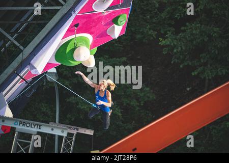 Ein Athlet, der auf der letzten Strecke des IFSC Lead World Cup springt Stockfoto