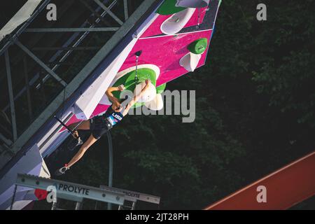 Ein Athlet, der auf der letzten Strecke des IFSC Lead World Cup springt Stockfoto