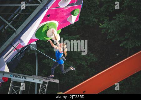 Ein Athlet, der auf der letzten Strecke des IFSC Lead World Cup springt Stockfoto