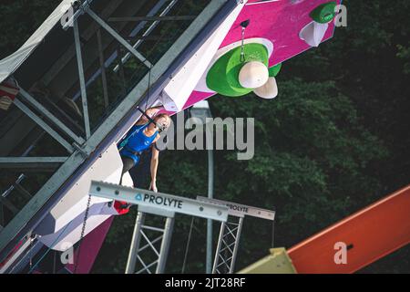 Ein Athlet, der auf der letzten Strecke des IFSC Lead World Cup springt Stockfoto