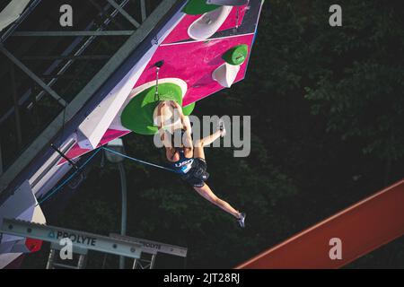 Ein Athlet, der auf der letzten Strecke des IFSC Lead World Cup springt Stockfoto