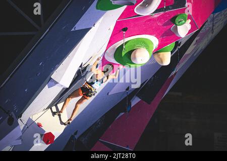 Ein Athlet, der auf der letzten Strecke des IFSC Lead World Cup springt Stockfoto