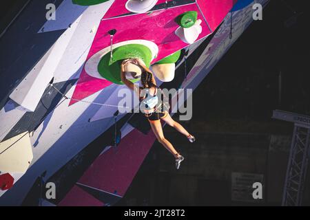 Ein Athlet, der auf der letzten Strecke des IFSC Lead World Cup springt Stockfoto