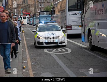 Edinburgh City Centre, Schottland, Großbritannien. 27. August 2022. Geschäftiges Abschlusswochenende des Edinburgh Festival Fringe, Temperatur 18 Grad, sehen Sie die Straßen voller Menschen aller Art, die die lebhafte Atmosphäre genießen. Im Bild: Speeding Police Car mit blinkenden blauen Lichtern auf der falschen Seite der Gerge 1V Bridge aufgrund von schweren Tattoo-Verkehr Kredit: Arch White/Alamy Live News Stockfoto