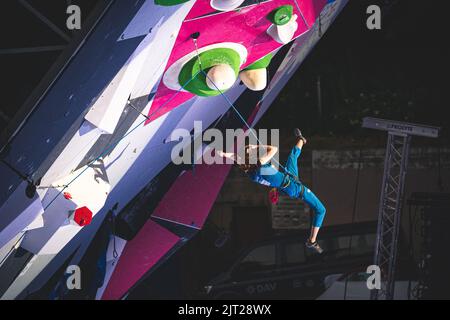 Ein japanischer Athlet, der auf der letzten Strecke des IFSC-Weltcups in Führung springt Stockfoto