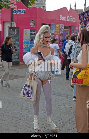 Edinburgh City Centre, Schottland, Großbritannien. 27. August 2022. Geschäftiges Abschlusswochenende des Edinburgh Festival Fringe, Temperatur 18 Grad, sehen Sie die Straßen voller Menschen aller Art, die die lebhafte Atmosphäre genießen. Im Bild: Cast Member aus der Queenz Drag Show. Quelle: Arch White/Alamy Live News Stockfoto