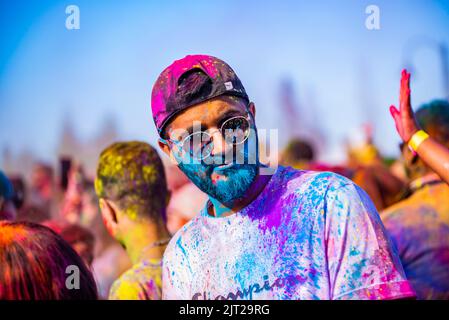 Montreal, Kanada - Augast 1' 20éé: Glückliche Menschen feiern das HOLI Festival, tanzen und werfen Farbpulver im Horloge Park in Montreal Stockfoto