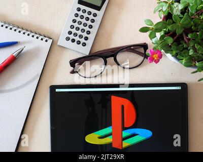 In dieser Abbildung wird ein PlayStation-Logo auf einem Tablet angezeigt. Stockfoto