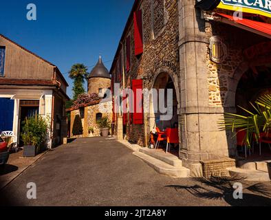 Arzacq-Arraziguet, Frankreich - Juli 21: Typische Häuser von Arzacq-Arraziguet, einem kleinen Ort entlang der Route Le Puy. Jakobsweg am 21. Juli 2022 Stockfoto