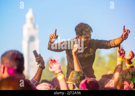 Montreal, Kanada - Augast 1' 20éé: Glückliche Menschen feiern das HOLI Festival, tanzen und werfen Farbpulver im Horloge Park in Montreal Stockfoto