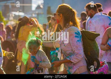 Montreal, Kanada - Augast 1' 20éé: Glückliche Menschen feiern das HOLI Festival, tanzen und werfen Farbpulver im Horloge Park in Montreal Stockfoto