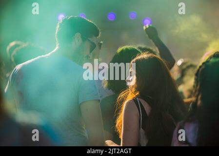 Montreal, Kanada - Augast 1' 20éé: Glückliche Menschen feiern das HOLI Festival, tanzen und werfen Farbpulver im Horloge Park in Montreal Stockfoto