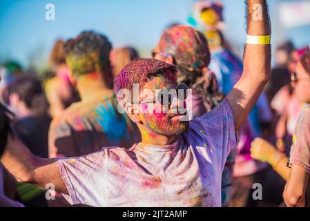 Montreal, Kanada - Augast 1' 20éé: Glückliche Menschen feiern das HOLI Festival, tanzen und werfen Farbpulver im Horloge Park in Montreal Stockfoto