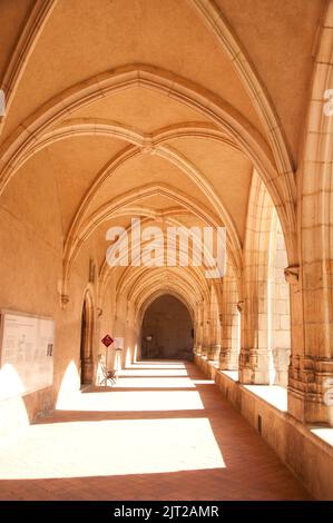 Kloster, Königliches Kloster Brou, Brou, Bourg-en-Bresse, Rhone-Alpes, Frankreich. Gotische Bögen, die um einen zentralen Garten laufen und zum Gebet genutzt werden Stockfoto