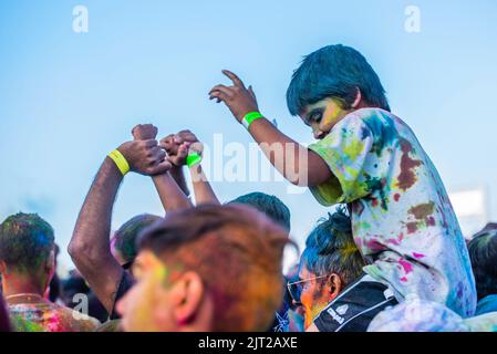 Montreal, Kanada - Augast 1' 20éé: Glückliche Menschen feiern das HOLI Festival, tanzen und werfen Farbpulver im Horloge Park in Montreal Stockfoto