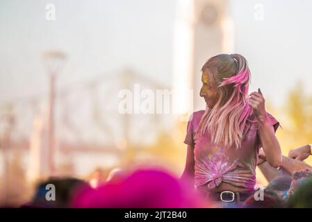 Montreal, Kanada - Augast 1' 20éé: Glückliche Menschen feiern das HOLI Festival, tanzen und werfen Farbpulver im Horloge Park in Montreal Stockfoto