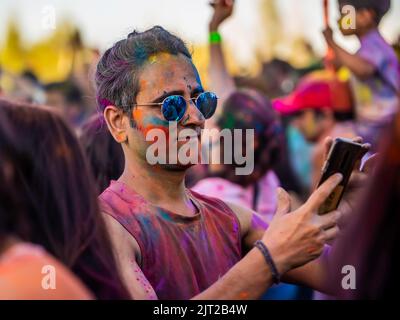 Montreal, Kanada - Augast 1' 20éé: Glückliche Menschen feiern das HOLI Festival, tanzen und werfen Farbpulver im Horloge Park in Montreal Stockfoto