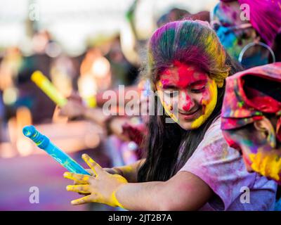 Montreal, Kanada - Augast 1' 20éé: Glückliche Menschen feiern das HOLI Festival, tanzen und werfen Farbpulver im Horloge Park in Montreal Stockfoto