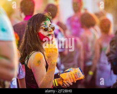 Montreal, Kanada - Augast 1' 20éé: Glückliche Menschen feiern das HOLI Festival, tanzen und werfen Farbpulver im Horloge Park in Montreal Stockfoto