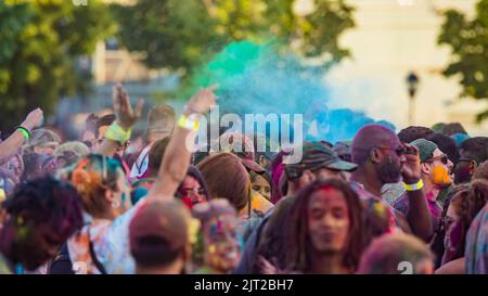 Montreal, Kanada - Augast 1' 20éé: Glückliche Menschen feiern das HOLI Festival, tanzen und werfen Farbpulver im Horloge Park in Montreal Stockfoto