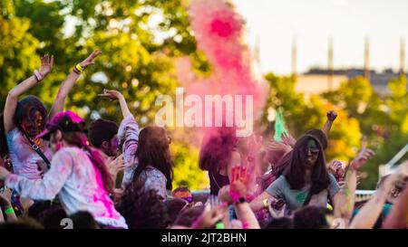 Montreal, Kanada - Augast 1' 20éé: Glückliche Menschen feiern das HOLI Festival, tanzen und werfen Farbpulver im Horloge Park in Montreal Stockfoto