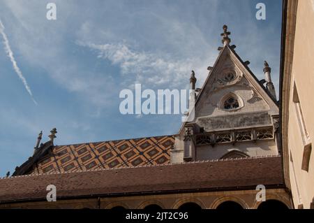 Dach- und Außengebäude, Königliches Kloster Brou, Brou, Bourg-en-Bresse, Rhone-Alpes, Frankreich. Kirche gebaut, um die Gräber der Margarete von Österreich zu beherbergen Stockfoto