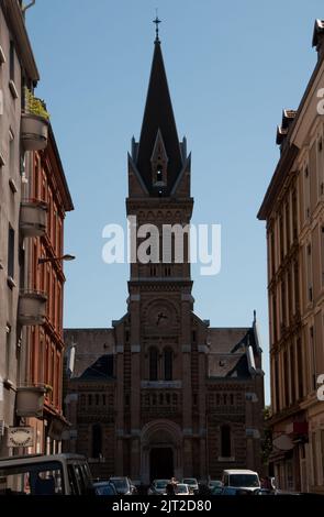 Straßenszene mit St. Bruno's Church, Grenoble, Rhone-Alpes, Frankreich. Grenoble wird von verschiedenen Bergen umgeben, darunter die französischen Alpen, und ist Stockfoto