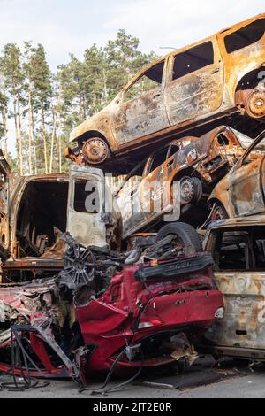 Automatisch in Irpen. Region Kiew, Ukraine. Russland, Ukraine-Krieg. Friedhof der Autos in Irpin, die Folgen der Invasion der russischen Armee in der Ukraine Stockfoto