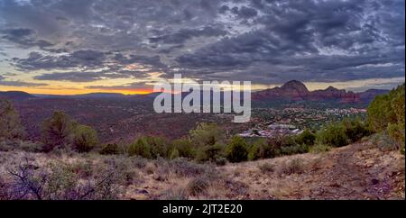Sedona Arizona von der Westseite des Airport Mesa Loop Trail während der Dämmerung aus gesehen. Stockfoto